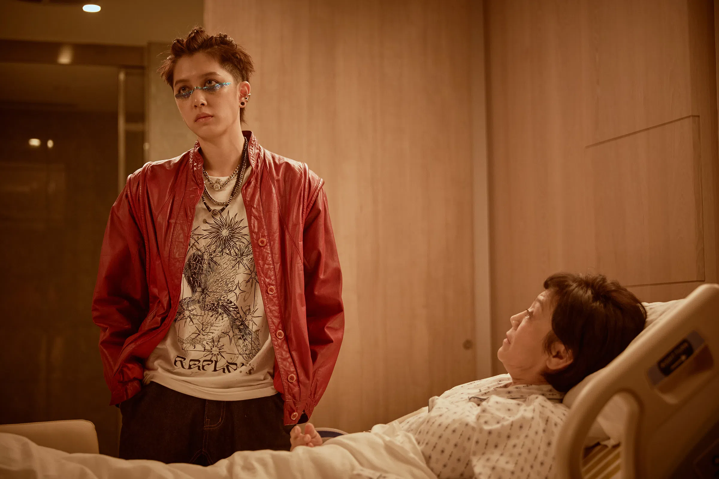 刘奕儿（左）在《女儿的女儿》中饰演张艾嘉的女儿，两人的母女关系“爱恨”纠结。（新加坡华语电影节提供）