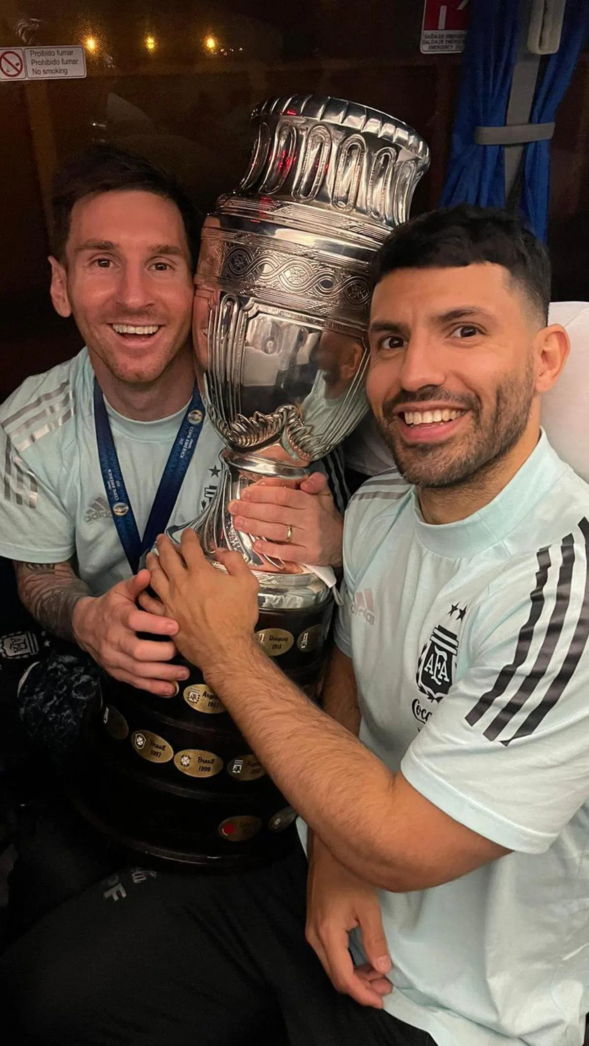 阿圭罗（右）和好朋友梅西终于在今年7月的美洲杯如愿以偿，夺得他们在阿根廷国家队的首个冠军杯。（互联网）