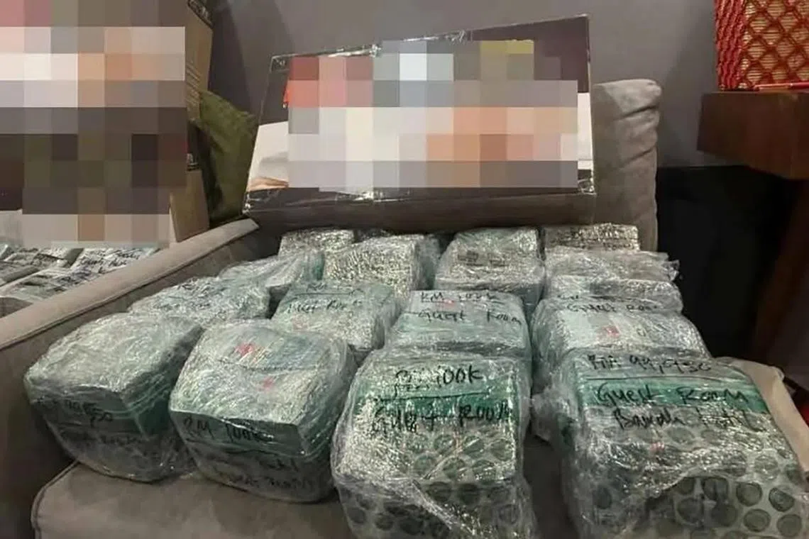 反贪会官员在涉案项目经理家中起获750万令吉现金，折合新币约226万元。（东方日报）