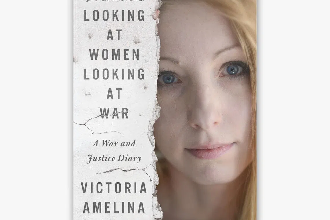 艾美丽娜在遇袭前，曾将“Looking at Women Looking at War”的手稿交给朋友，后经由丈夫和作家、编辑合力整理，付梓出版。（互联网）