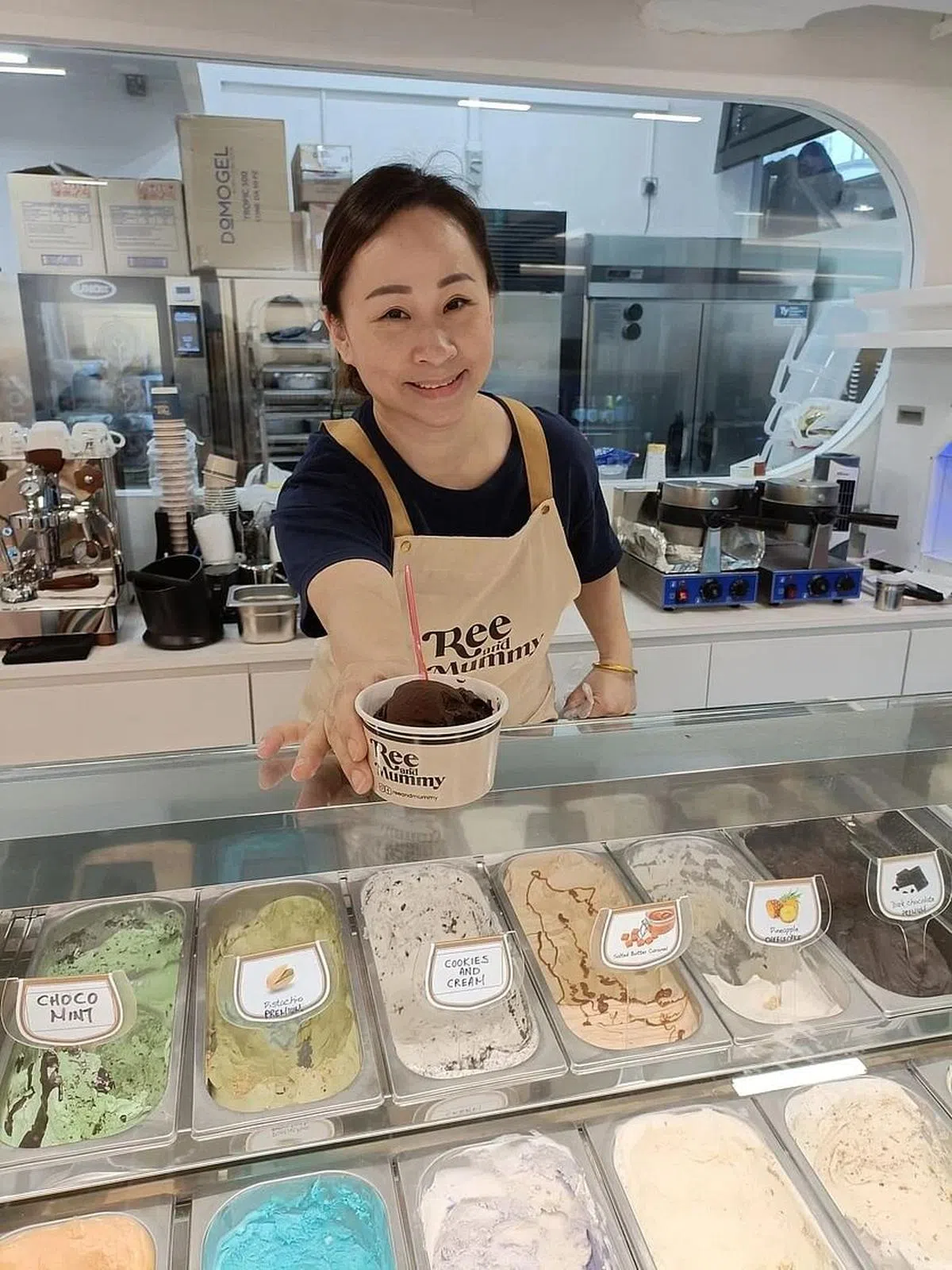 从居家烘焙生意到开设实体店，Ree and Mummy创办人黄雪平积极创制新甜点。（黄亿敏摄）