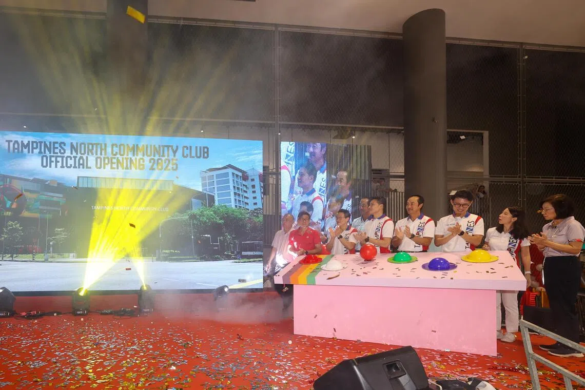 文化、社区及青年部代部长兼教育部高级政务部长梁振伟（左四）星期天（10月12日）为翻新后的淡滨尼北民众俱乐部主持开幕。出席开幕仪式的还有淡滨尼集选区的另外三名议员——文化、社区及青年部兼交通部政务部长马炎庆（右三）、卫生部兼人力部高级政务部长许宝琨医生（右四）、陈以君（右二），以及淡滨尼尚育区议员、国防部政务部长朱倍庆（左三）。（吴先邦摄）