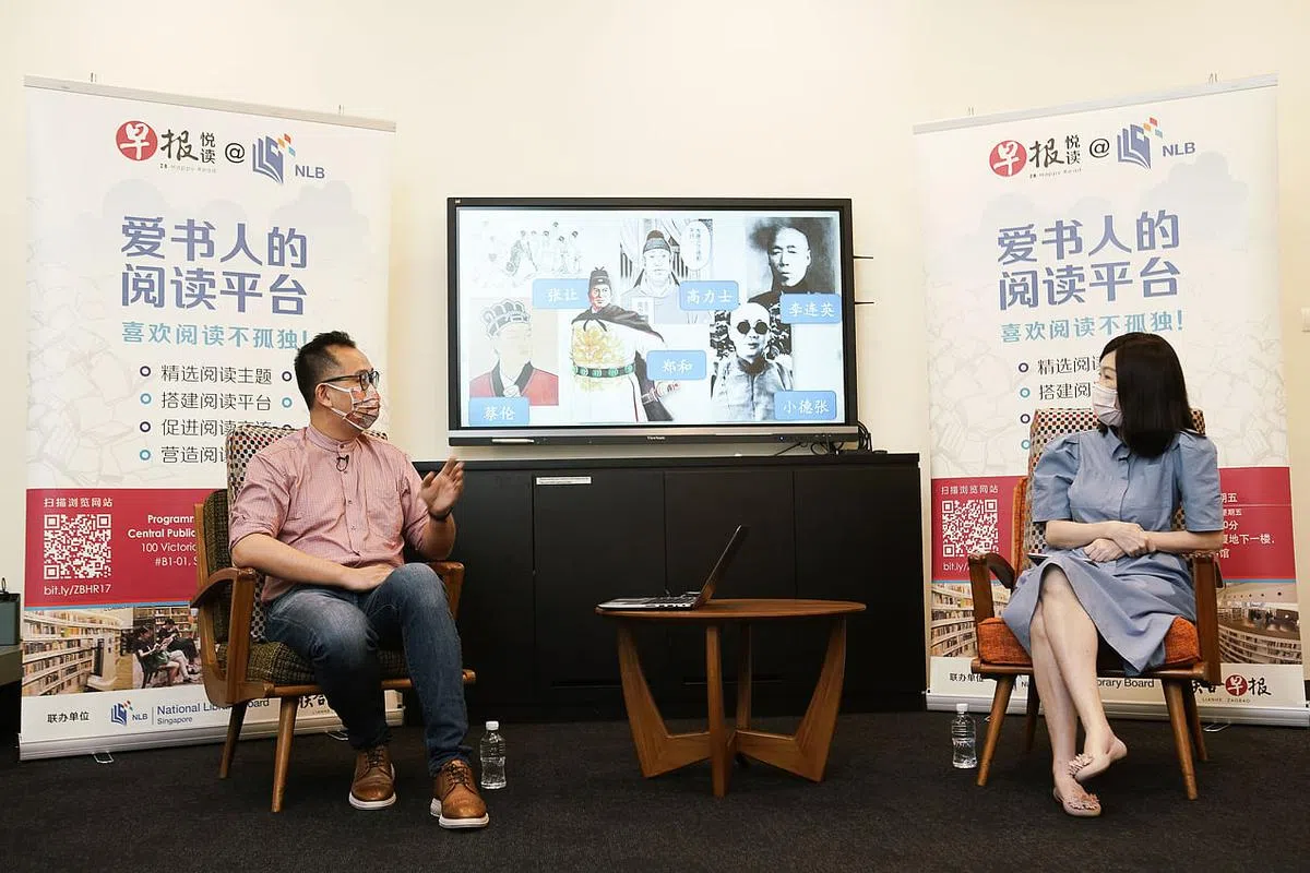 新加坡清史研究学会读书会主任傅翀（左）出席早报悦读@NLB线上讲座，畅谈清朝太监的命运。（蔡家增摄）