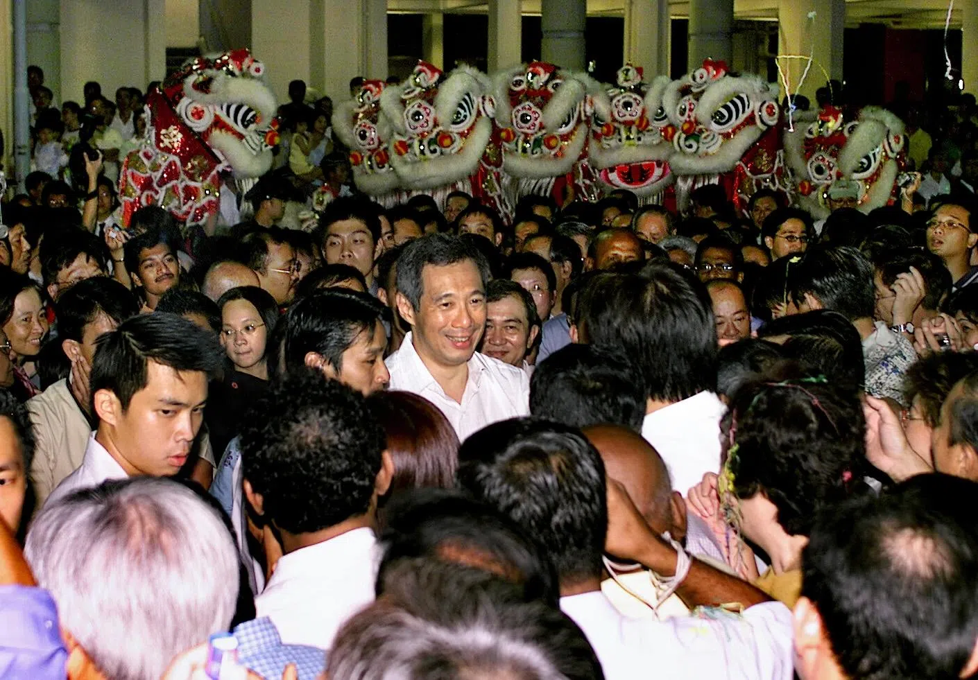 2004年8月12日，李总理（中）在宣誓就职典礼后，赶到宏茂桥参加基层为他而设的庆祝会，一抵步就被热情的居民团团围住，并获得他们的声声祝福。（档案照片）