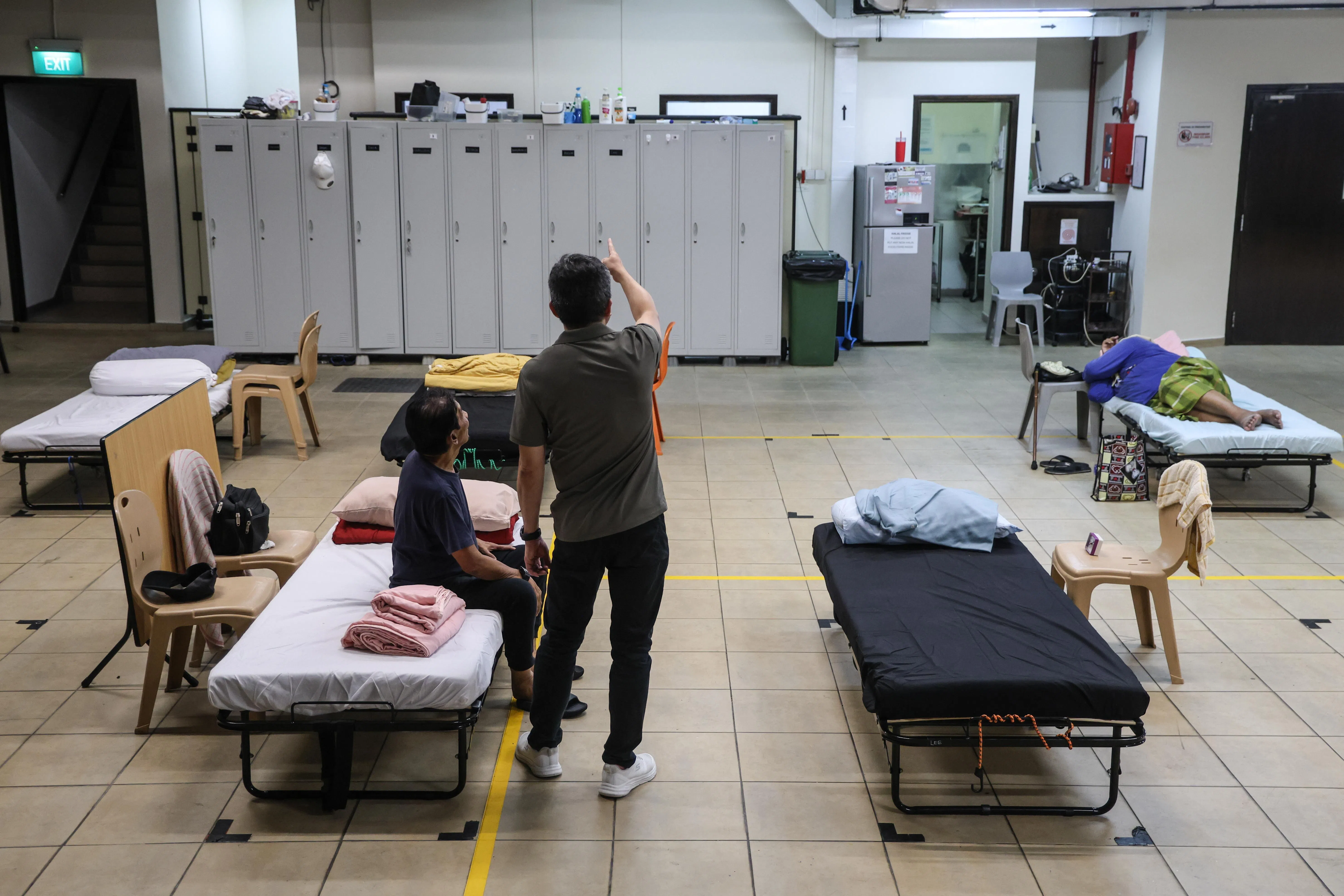 真福社会服务与不同教会合作运营五个社区安宿处。图中的牧师正在与其中一名露宿者互动。（关俊威摄）