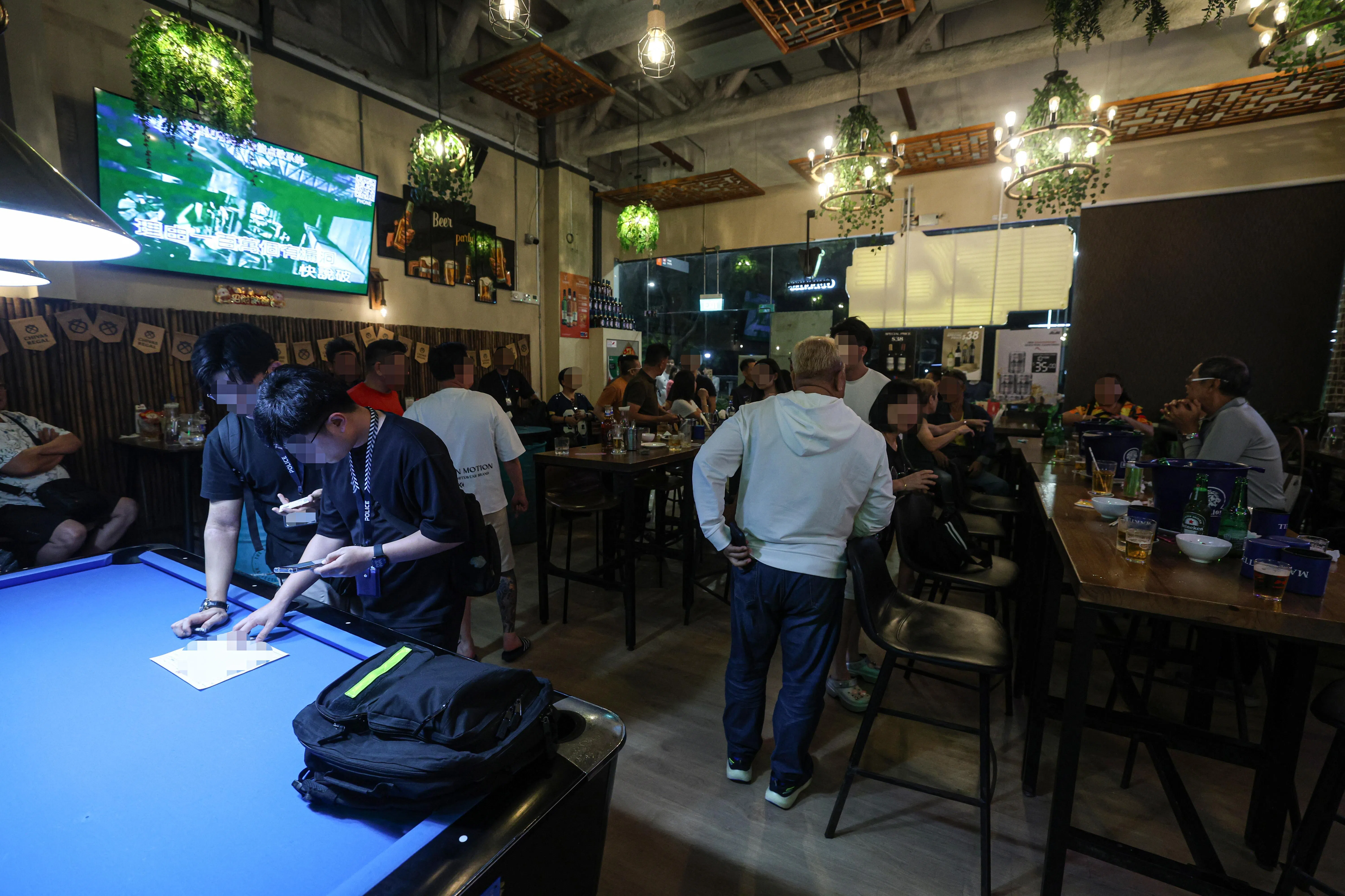 警方上星期六（12月20日）晚也突击检查麦波申路和巴耶利峇路上段一带的公共娱乐场所。顾客在这些场所饮酒、摇骰子、唱卡拉OK和打桌球，神情轻松。便衣警察收取了这些顾客的身份证，逐一记录下个人资料后，才将身份证归还。（关俊威摄）
