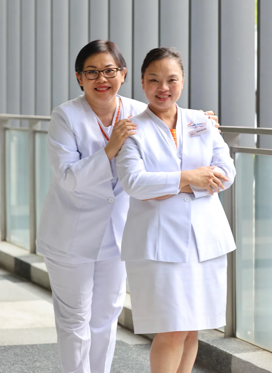 全球护理中心星期四正式开幕。全球护理中心署长是盛港综合医院护理副署长许美玲兼职副教授（左）。国立脑神经医学院护理署长兼高级实践护士黄伟美临床助理教授，则是集群全球护理联络负责人。（唐家鸿摄）