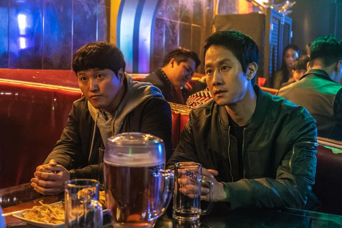 金大明（左）和郑宇饰演一对贪钱的警察。（嘉华院线提供）