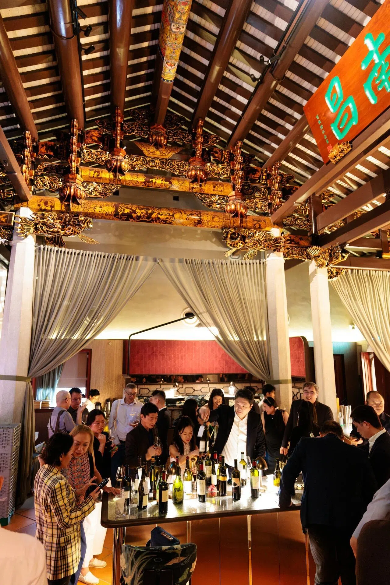 共有百名媒体、酒商与会员出席亚洲葡萄酒评鉴发布会，品尝酒商呈上的美酒。（亚洲葡萄酒评鉴提供）