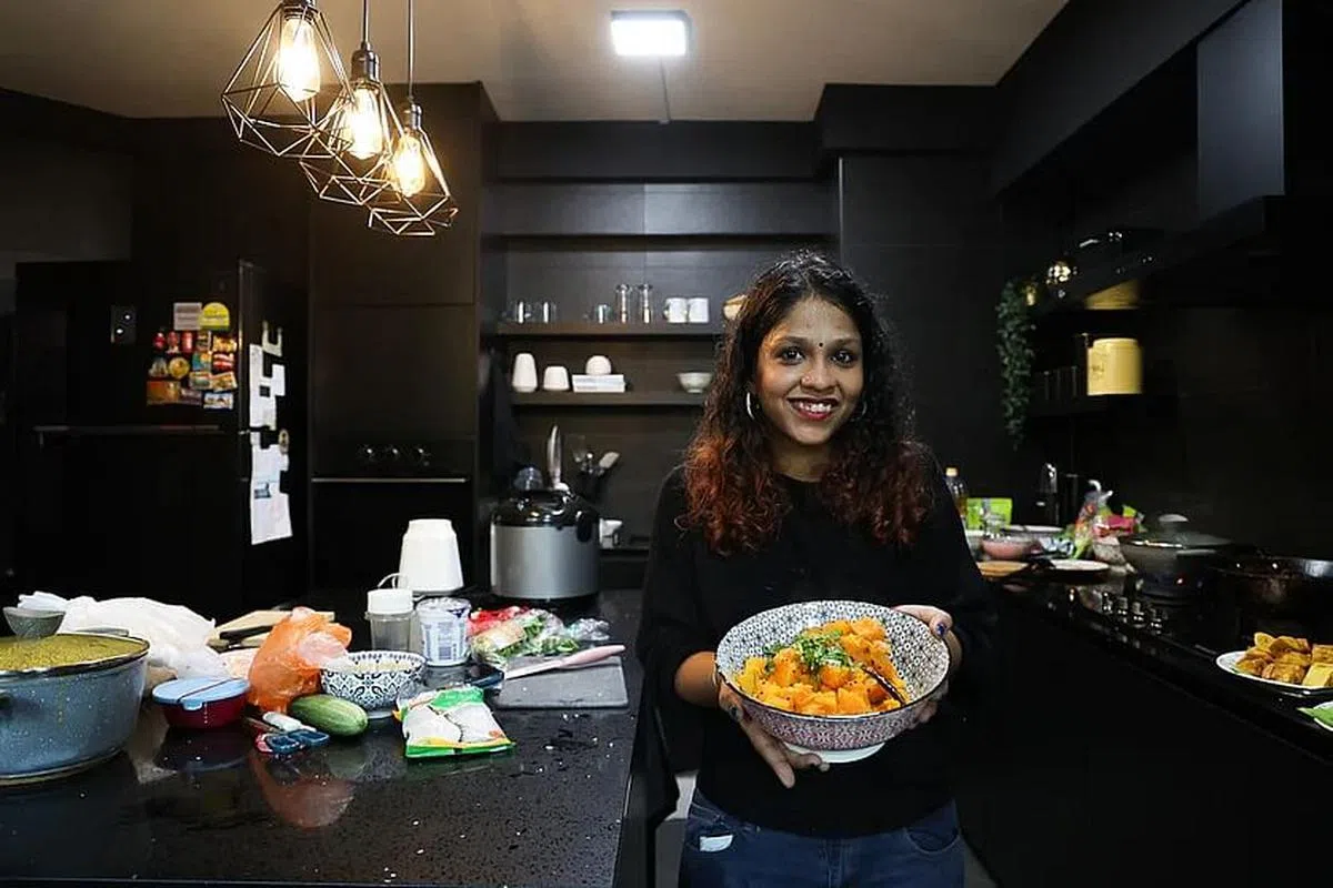 Aruna Shanmuga Vadivel学习外婆不抄捷径的烹饪精神。（蔡家增摄）