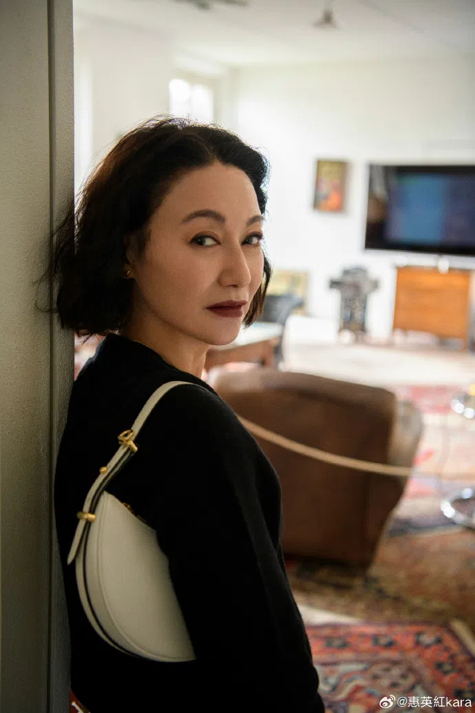 惠英红巧遇177公分的杜鹃后觉得自己太矮。（取自惠英红微博）