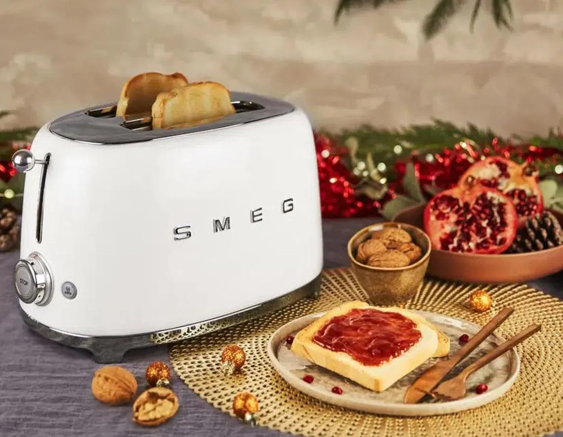 Smeg烘面包机可拆卸式碎屑托盘，方便用水清洗。（商家提供）