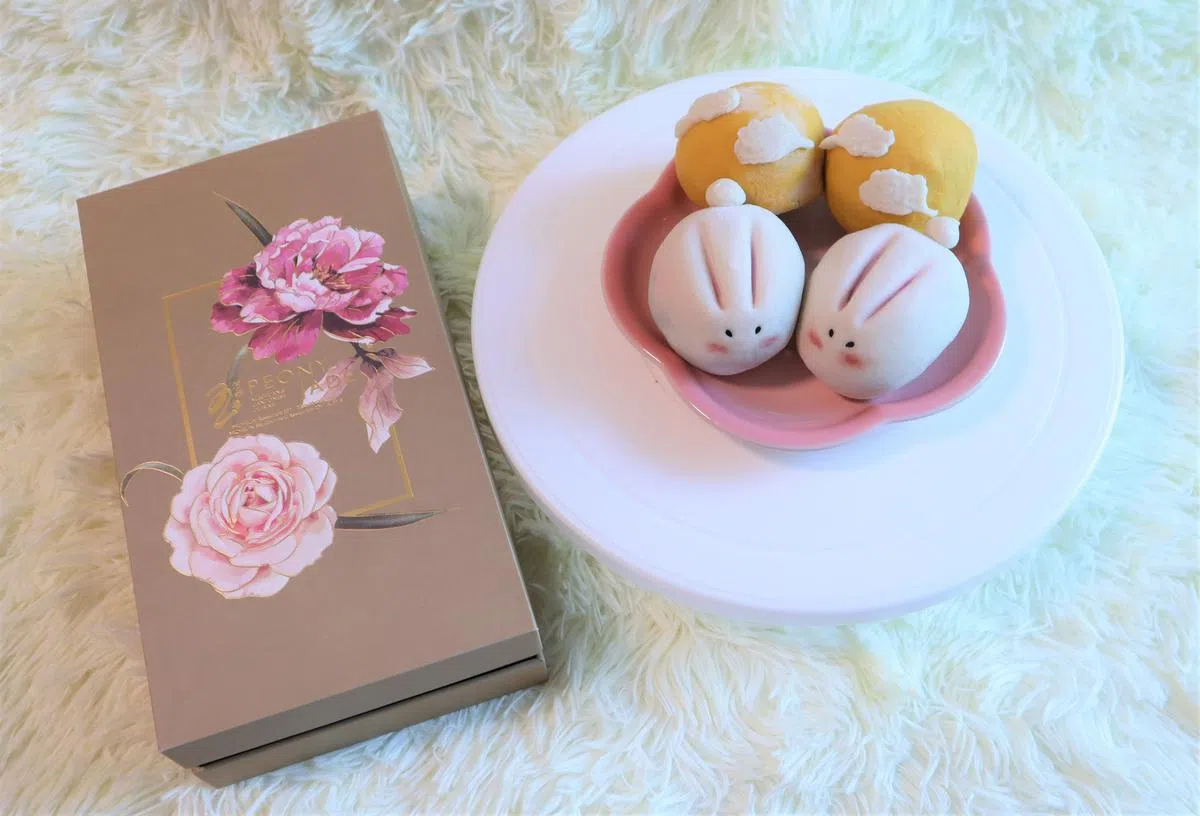 玉河畔（Peony Jade）“玉兔”和“满月”造型的冰皮月饼，外型可爱。