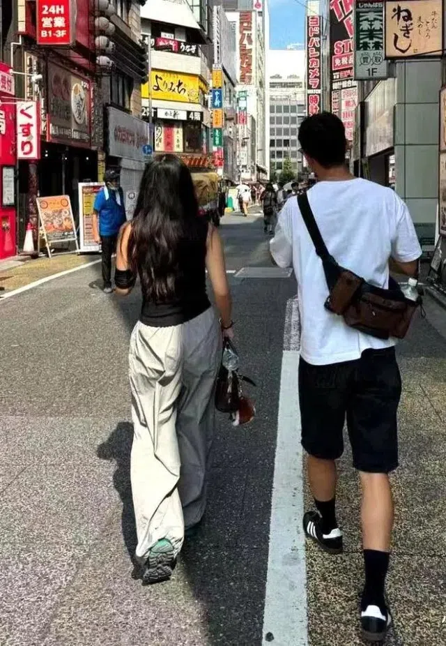 徐濠萦近日在社交媒体分享到日本旅游的照片，其中一张包括女儿陈康堤和一名高挑男子的背影。（取自互联网）