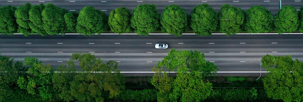 为对抗冠病疫情，2020年4月7日零时，新加坡启动病毒阻断措施，全国按下暂停键，社会一夜之间变奏。为了记录这期间新加坡的城市风貌，《联合早报》摄影团队出动无人机，以影像实地捕捉岛国脉搏；从空中镜头，鸟瞰未曾见过的新加坡。平日上班高峰时段，泛岛快速公路大巴窑路段，车行一路无阻。随着更多人在家办公及减少外出，阻断措施期间公路交通流量显著减少。（龙国雄摄）