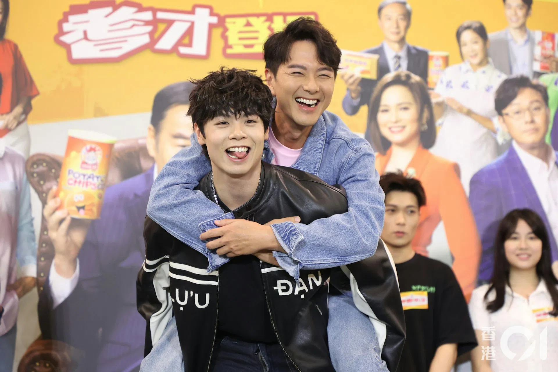 冼靖峰（前）说，戏外跟萧正楠（后）是后辈与大前辈的关系，对他又敬又畏。（互联网）