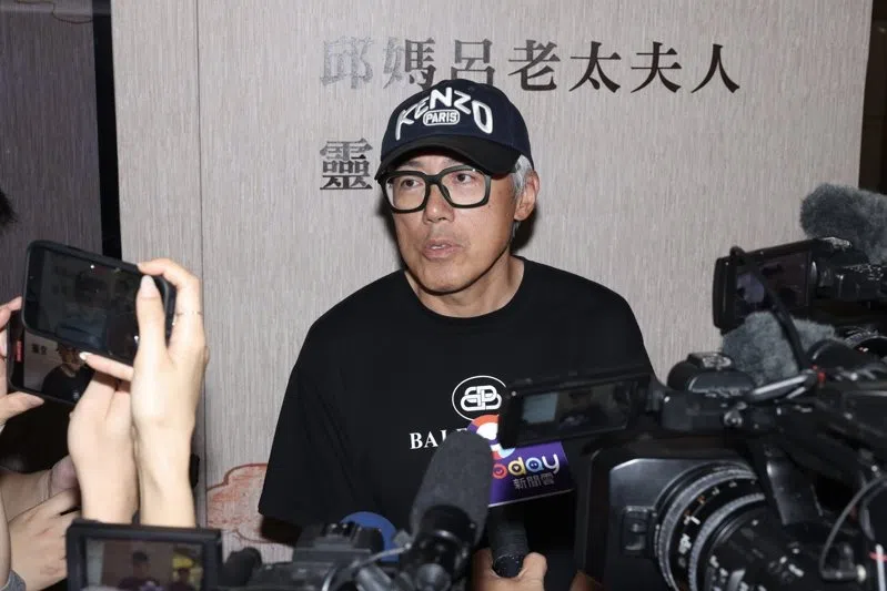 张宇今年6月曾出现宽姐妈妈灵堂向逝者致意。（互联网）