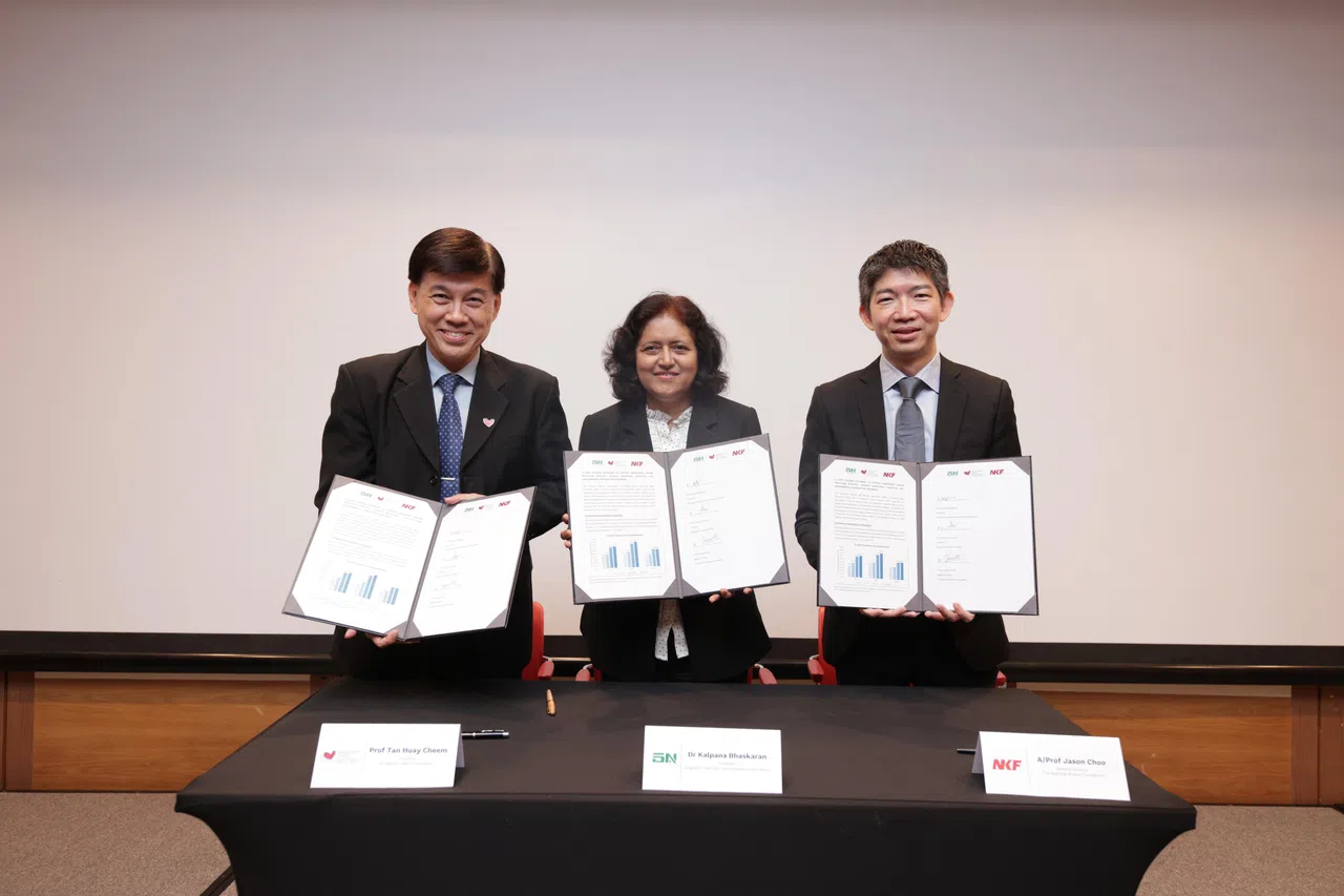 新加坡心脏基金会董事会主席陈淮沁教授（左起）、新加坡营养与营养学协会主席巴斯卡兰博士和全国肾脏基金会医药总监朱昌运副教授一同签署减钠联合声明，声明就低钠盐替代品的选择和安全性提出建议。（主办方提供）