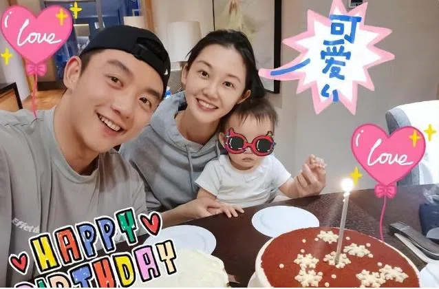 郑恺（左一）和苗苗生了孩子，请妻家二老帮忙带小孩。（取自微博）