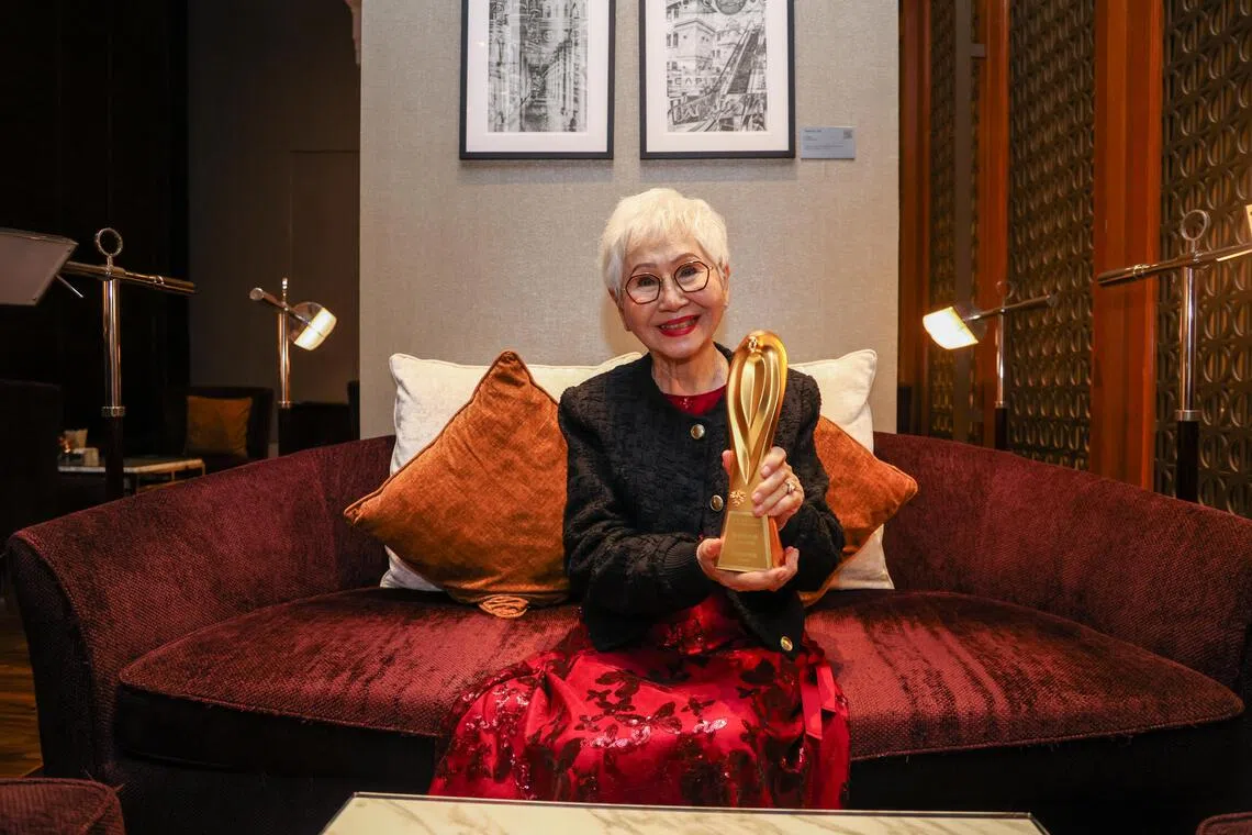 79岁泰国阿嫲（左二）代表《金孙暴富攻略》领取年度亚洲电影（非华语）奖。（白艳琳摄）