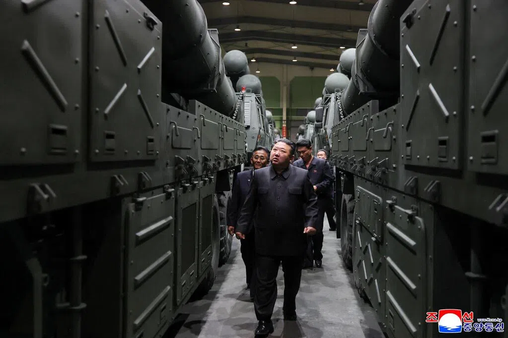 金正恩视察国防工业部门工作
