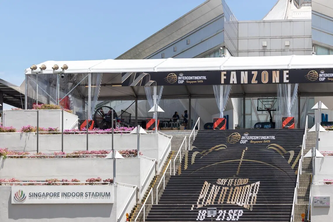 今年是我国连续第三次举办国际篮联洲际杯，比赛即日起在室内体育馆开打，当日共进行两场比赛。（吴先邦摄）