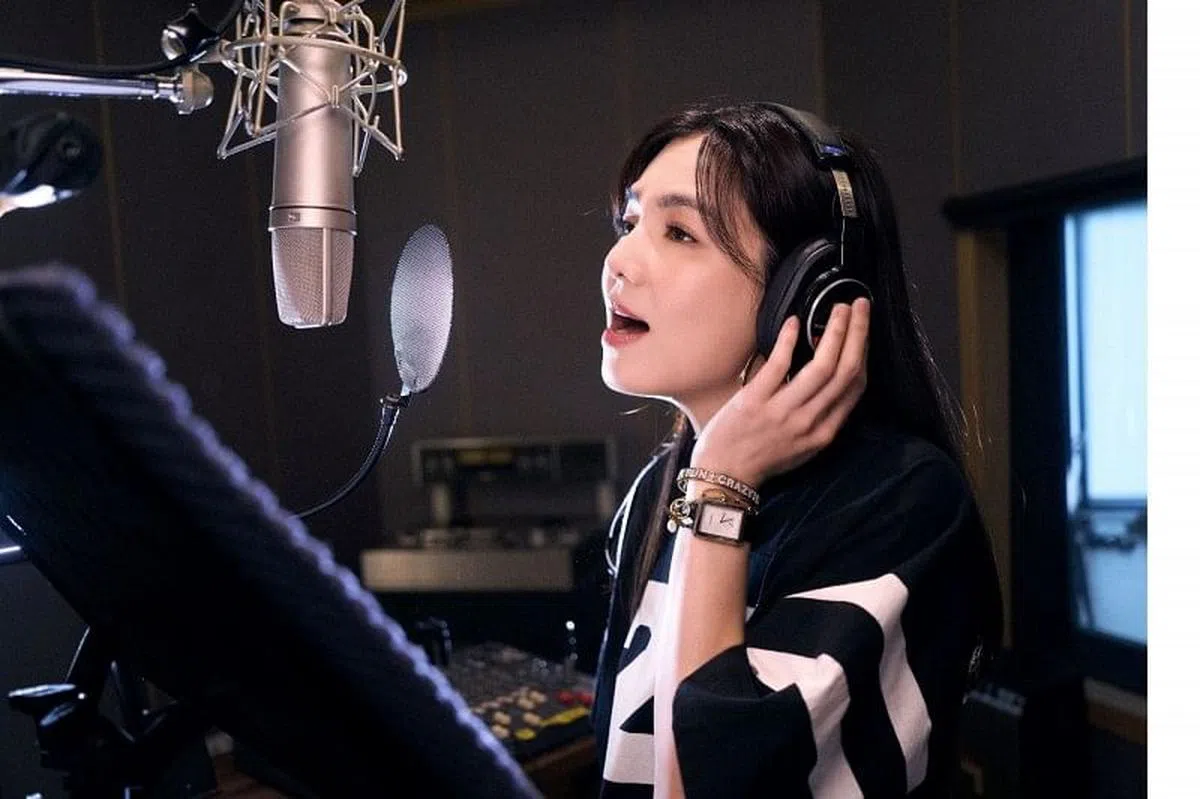 Ella演唱《野夏天》同名主题曲，展现高音潜力。（互联网） 