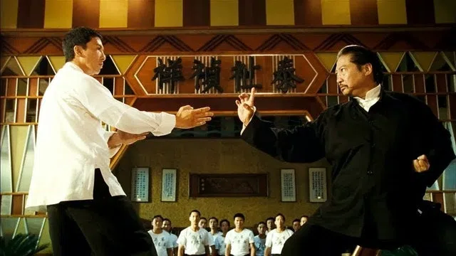 洪金宝（右）在2011年《叶问2》中设计出广为人知的“圆桌比试”，和甄子丹饰演的叶问打得出彩，也因此赢得第30届香港电影金像奖最佳动作指导。（互联网）