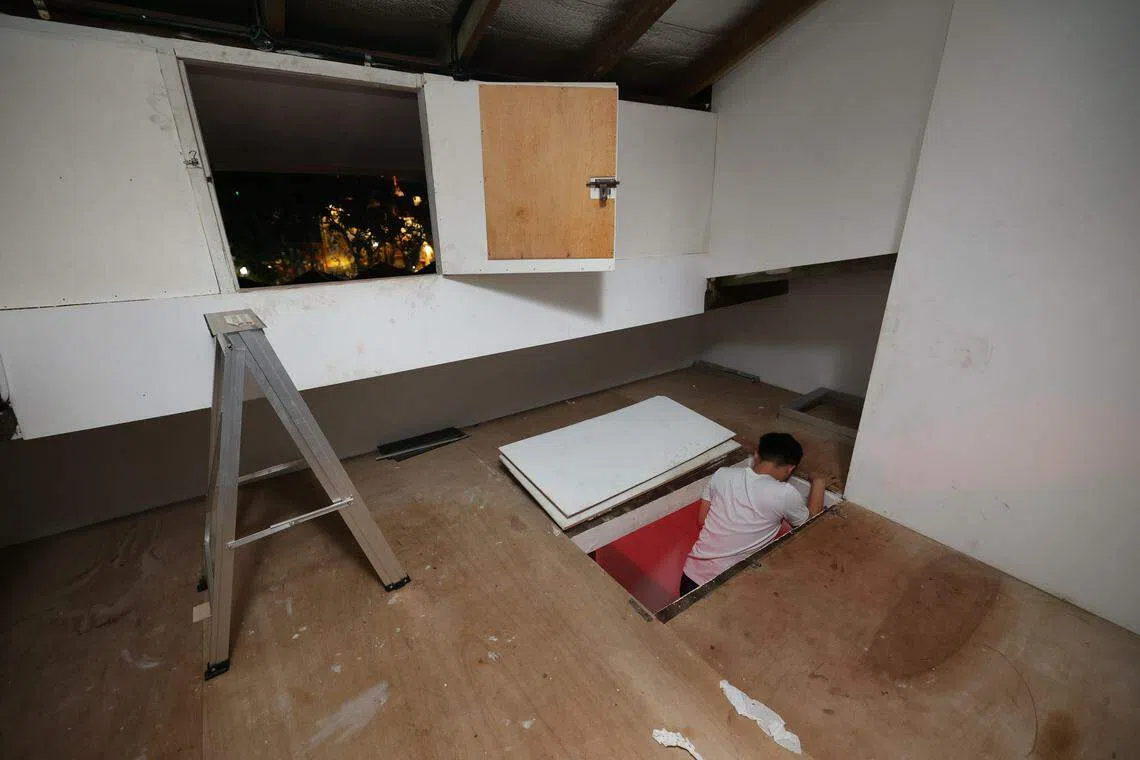 两名性工作者眼看警方上门突击，惊慌下爬上阁楼，开窗经由屋顶逃跑，过程发出咚咚声响。（唐家鸿摄）
