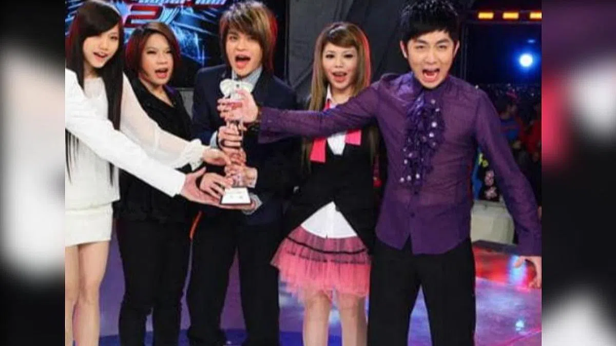 符琼音（左二）与艾成（右一）都是“超偶帮”的马来西亚人。（互联网）