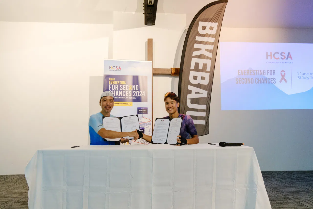 HCSA社区服务合作伙伴关系与策略传播总监王志明（左）与八一八九总监严伟信签署备忘录。（HCSA社区服务提供）