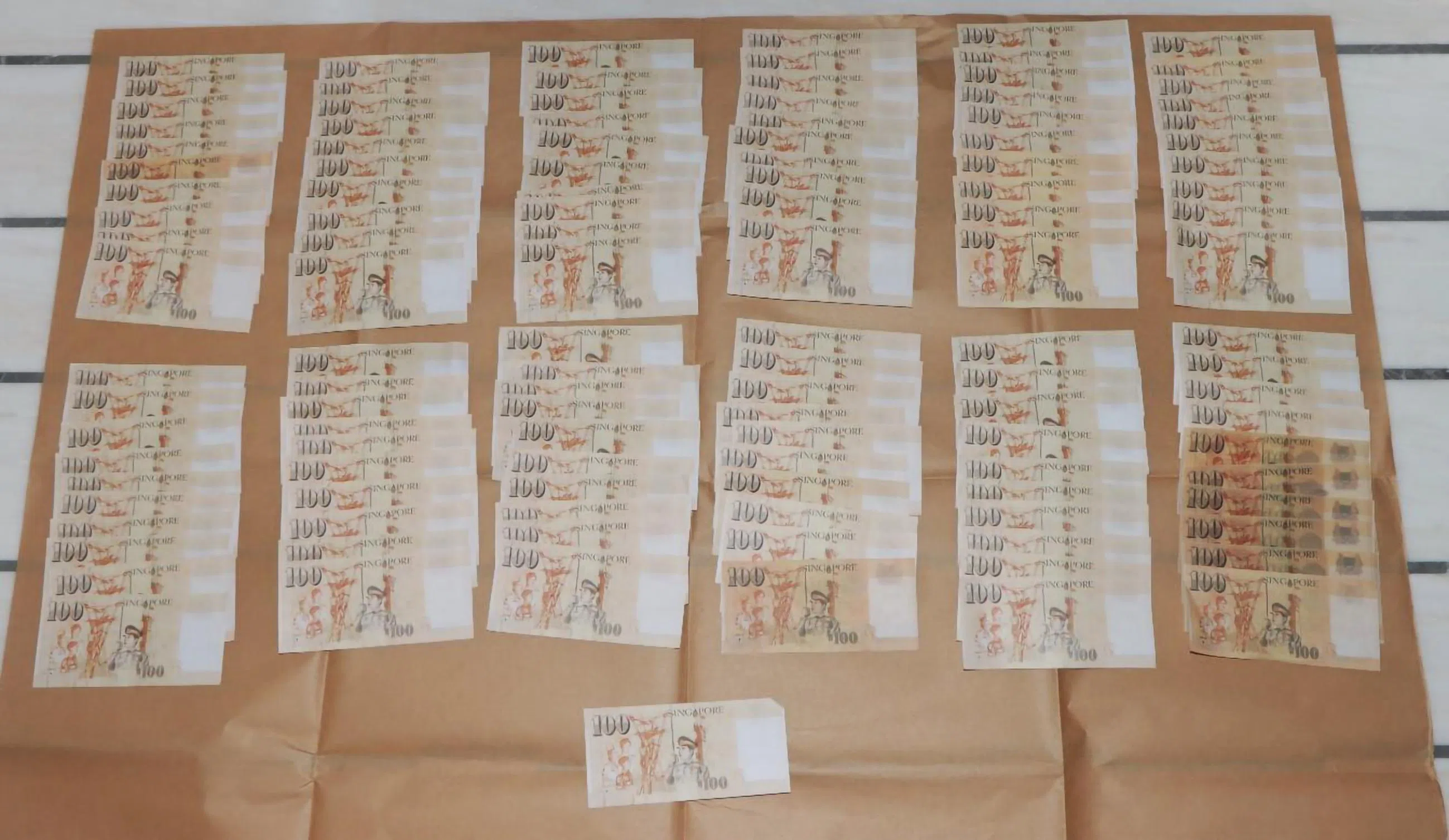 警方充公的假钞票。（新加坡警察部队提供）
