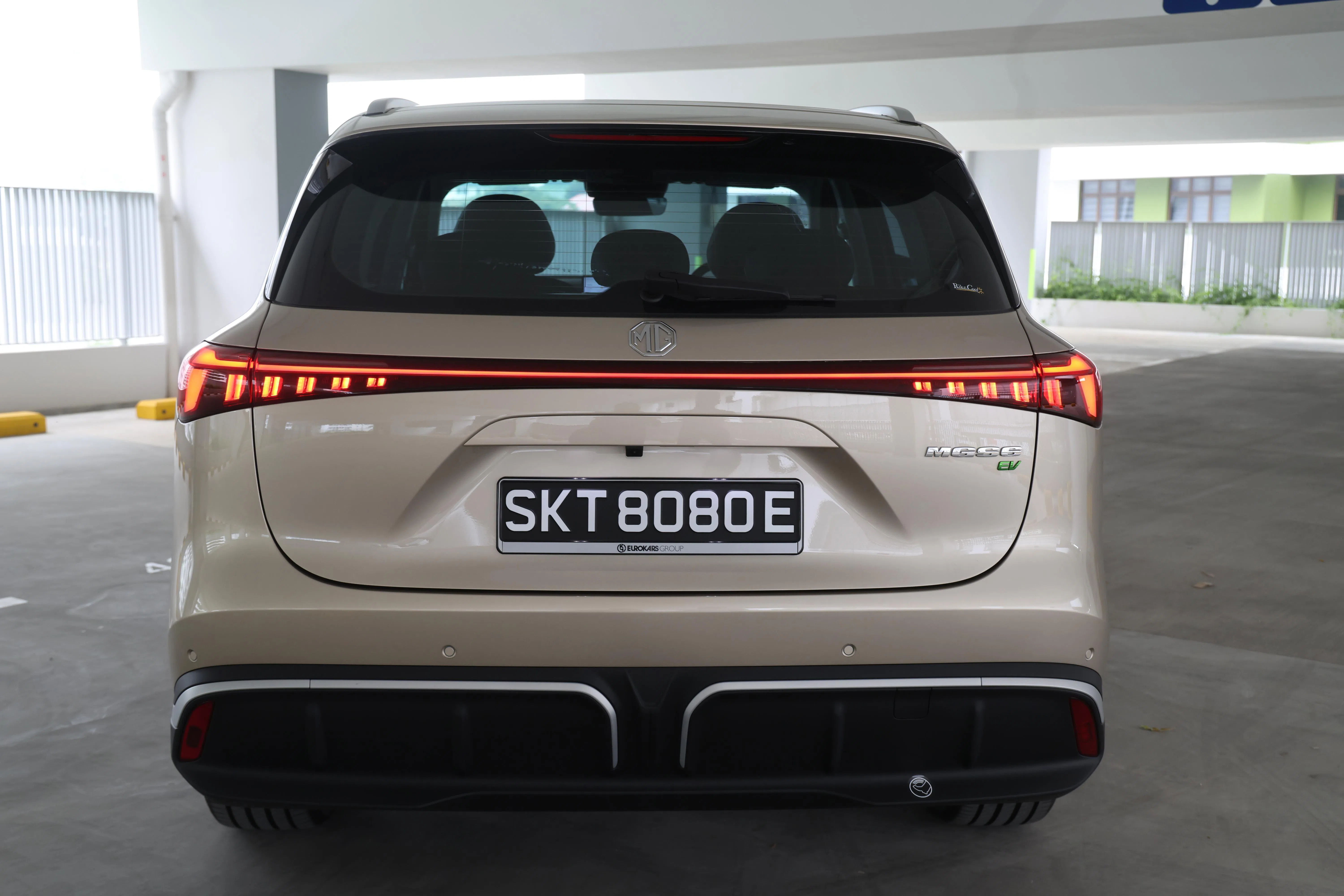 车尾配一条贯穿式灯带，两侧尾灯内加入纵向条纹，颇具动感。（唐家鸿摄）