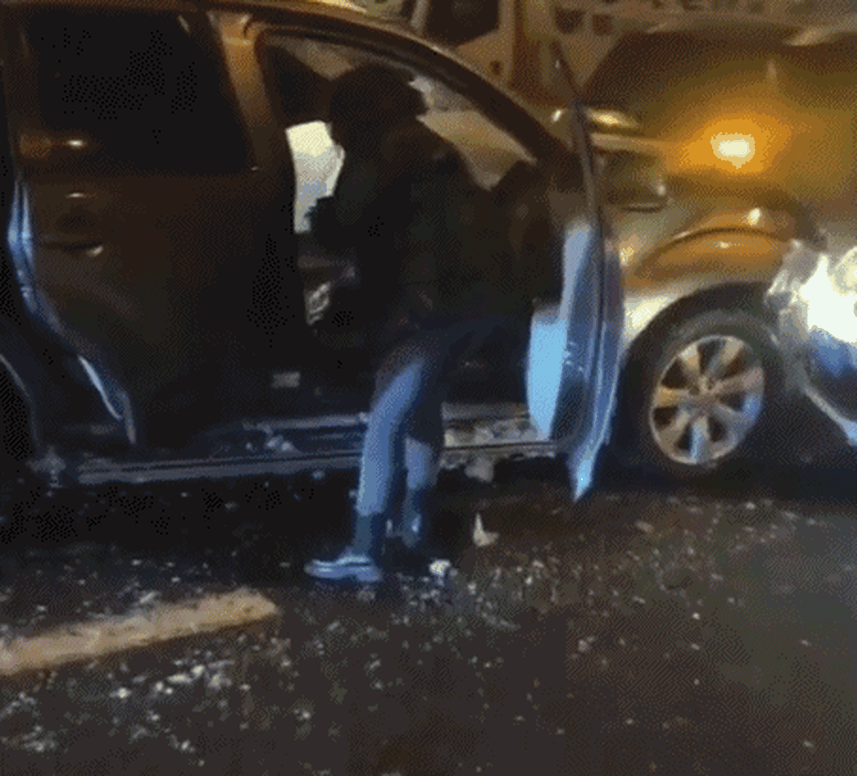 辽宁沈阳市多处桥梁路面发生多车连环追尾事故。（互联网）