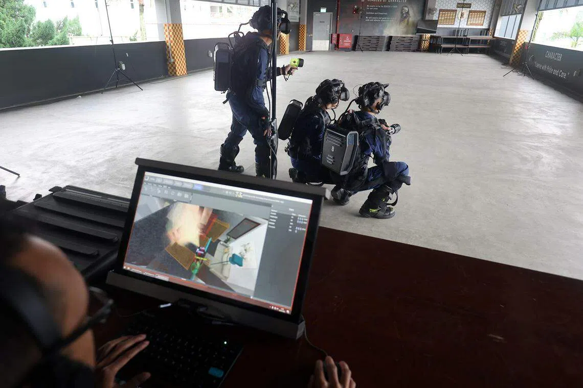 内政科技局、民防部队和荷兰虚拟训练系统制造商RE-liON联合开发的虚拟科技系统让学员能“身临其境”，到九种不同火场训练。（萧紫薇摄）