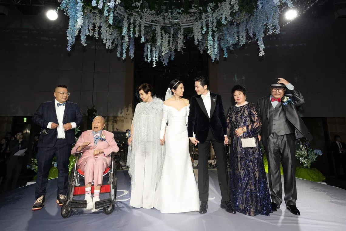 林有慧（左四）和萧敬腾（右三）与双方家人合影，林有慧的父亲林光宁（左二）因为中风多年，手部几乎萎缩，坐着轮椅出席婚宴。（取自喜鹊娱乐脸书）