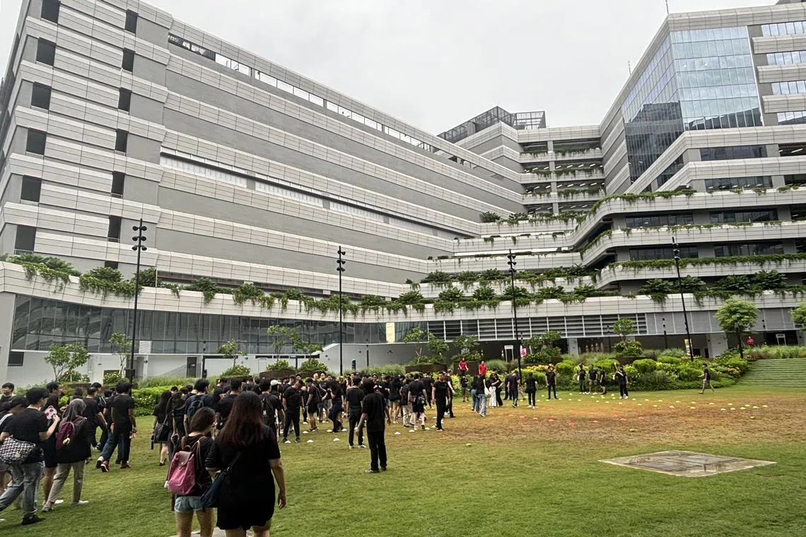 1500名师生、校友和受邀嘉宾星期六（8月24日）齐聚榜鹅校园。（胡洁梅摄）