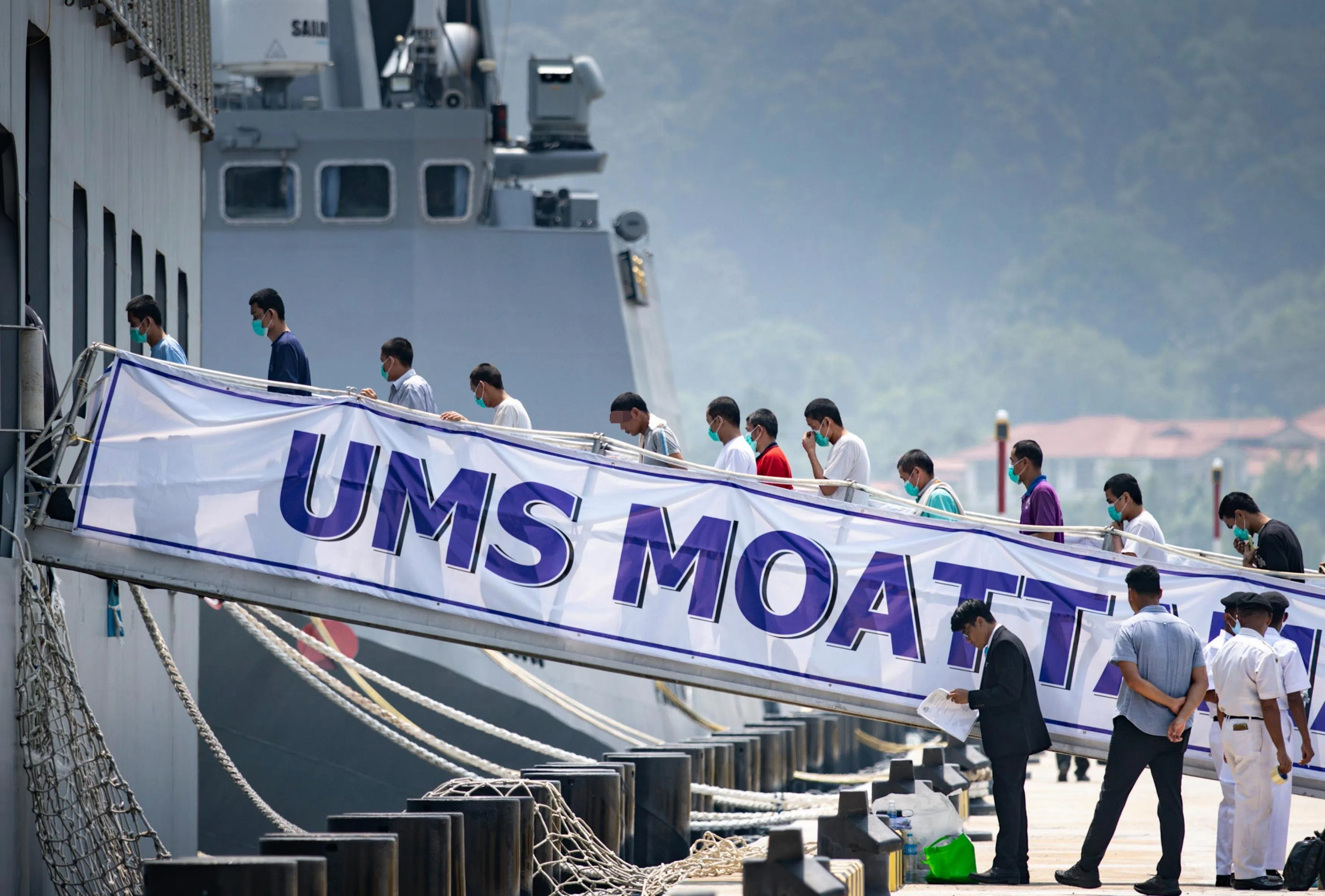 缅甸政府星期二（9月29日）安排三艘军舰到马国霹雳红土坎海军基地载送公民回国。（马新社）