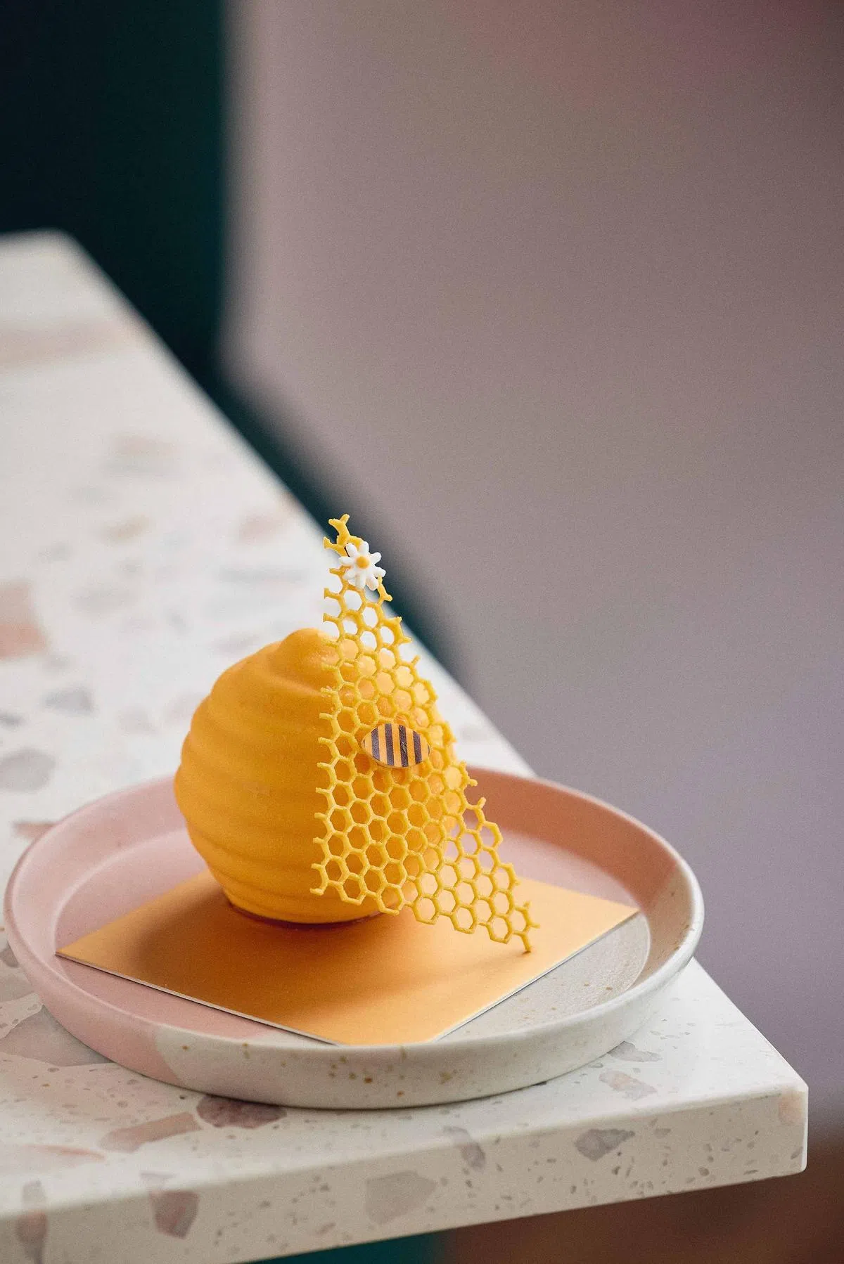 蜂窝造型的柠檬口味蛋糕。（取自Tigerlily Patisserie官网） 