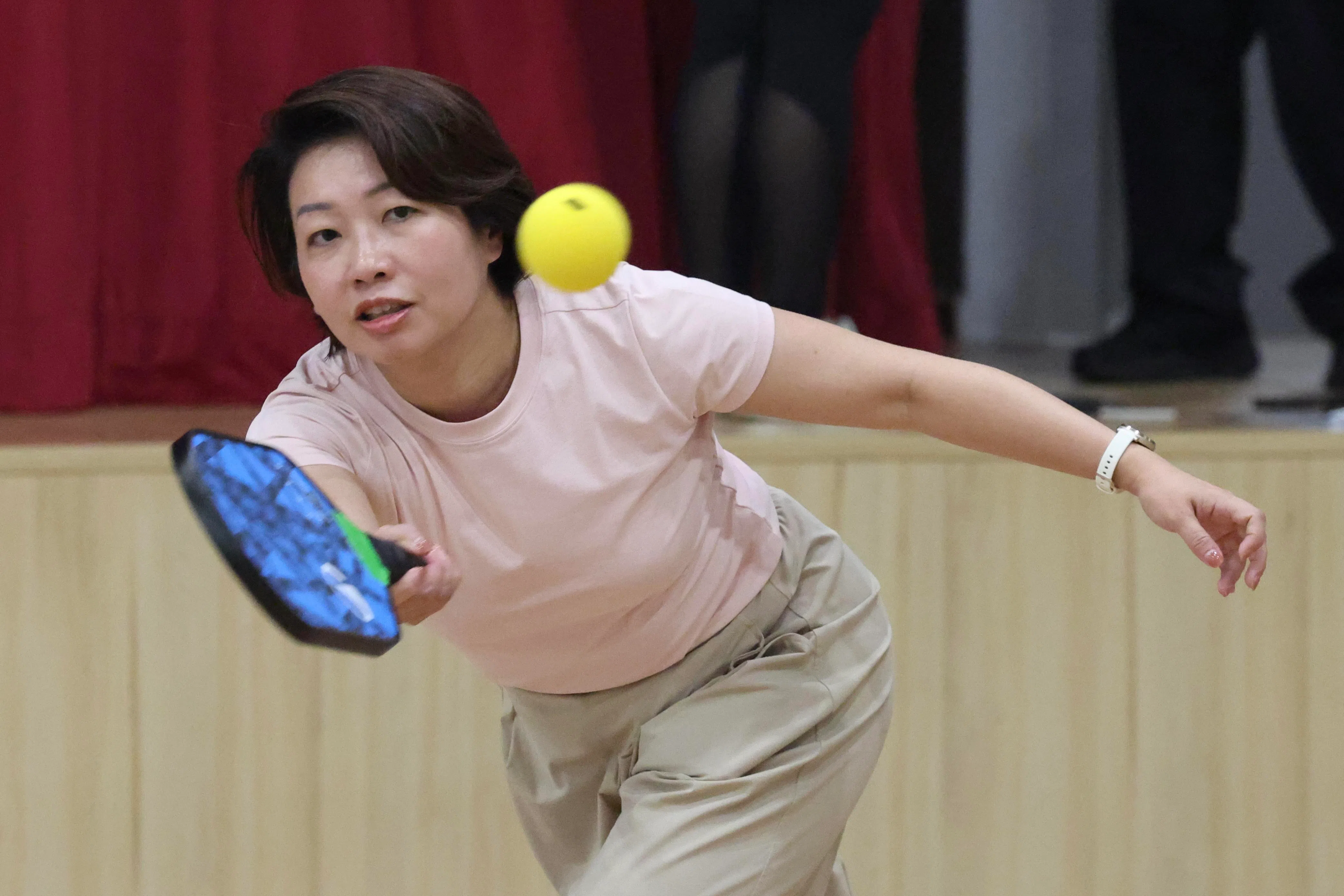 蒙巴登区议员吴诗琪，和居民切磋“静音匹克球”。（郑一鸣摄）