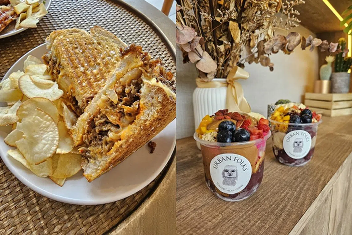 牛肉泡菜乳酪烤三文治，味道讨喜（左图）。巴西莓碗是另一人气美食，可自选配料（右图）。（黄亿敏摄）