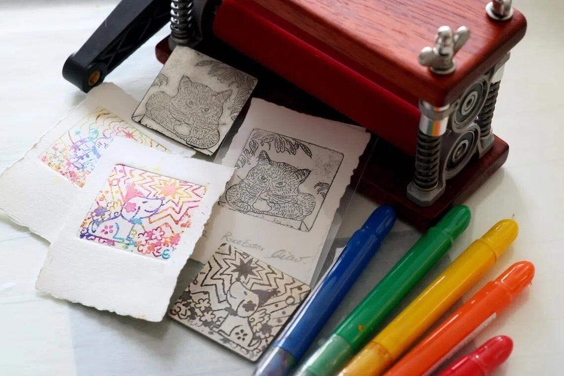 张桥自制的迷你版画机，仅重约900克，是他为居家版画创作改良的设备之一。（龙国雄摄）