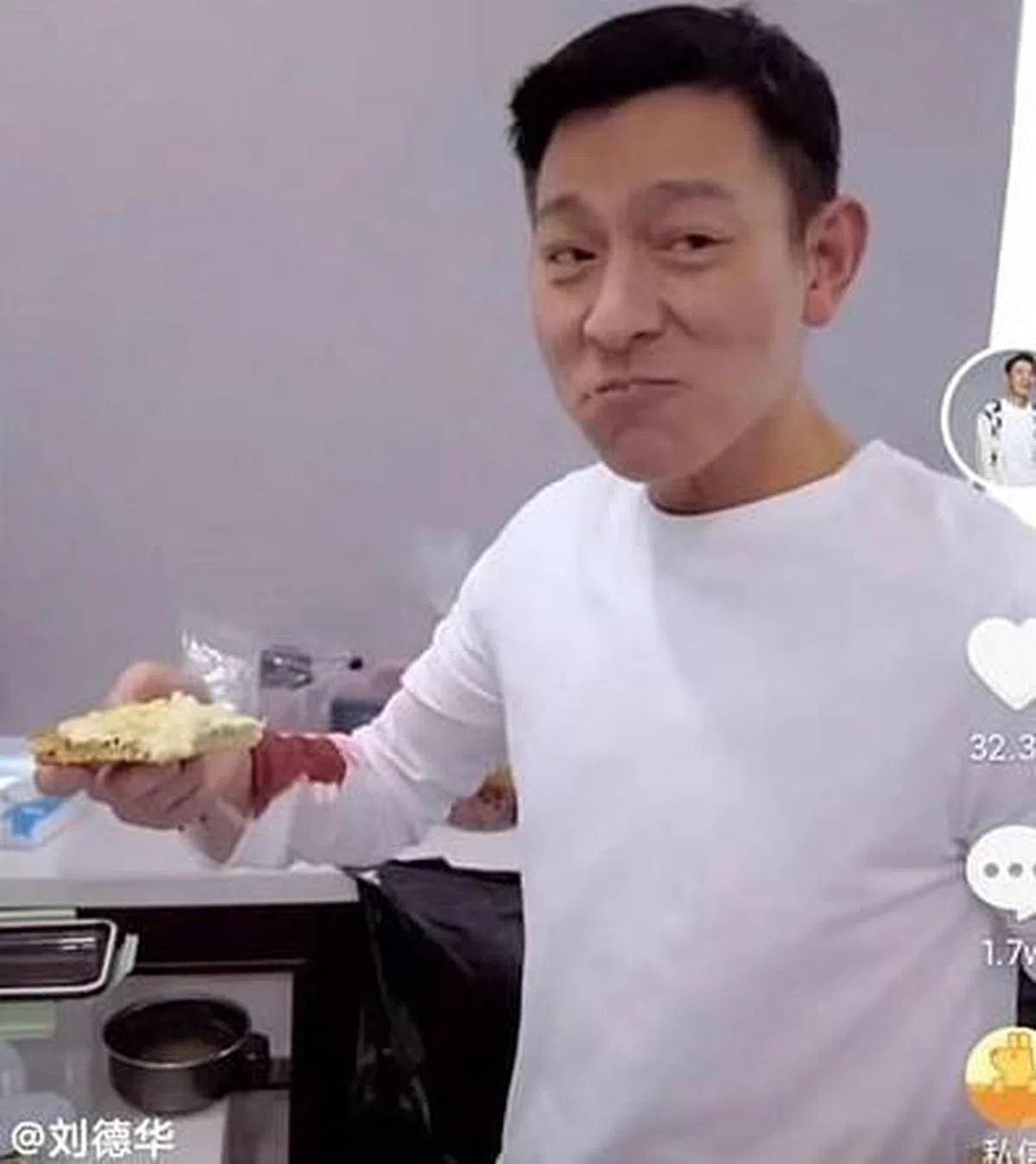 刘德华近日分享下厨影片，右手惊见血渍吓坏粉丝。（互联网）