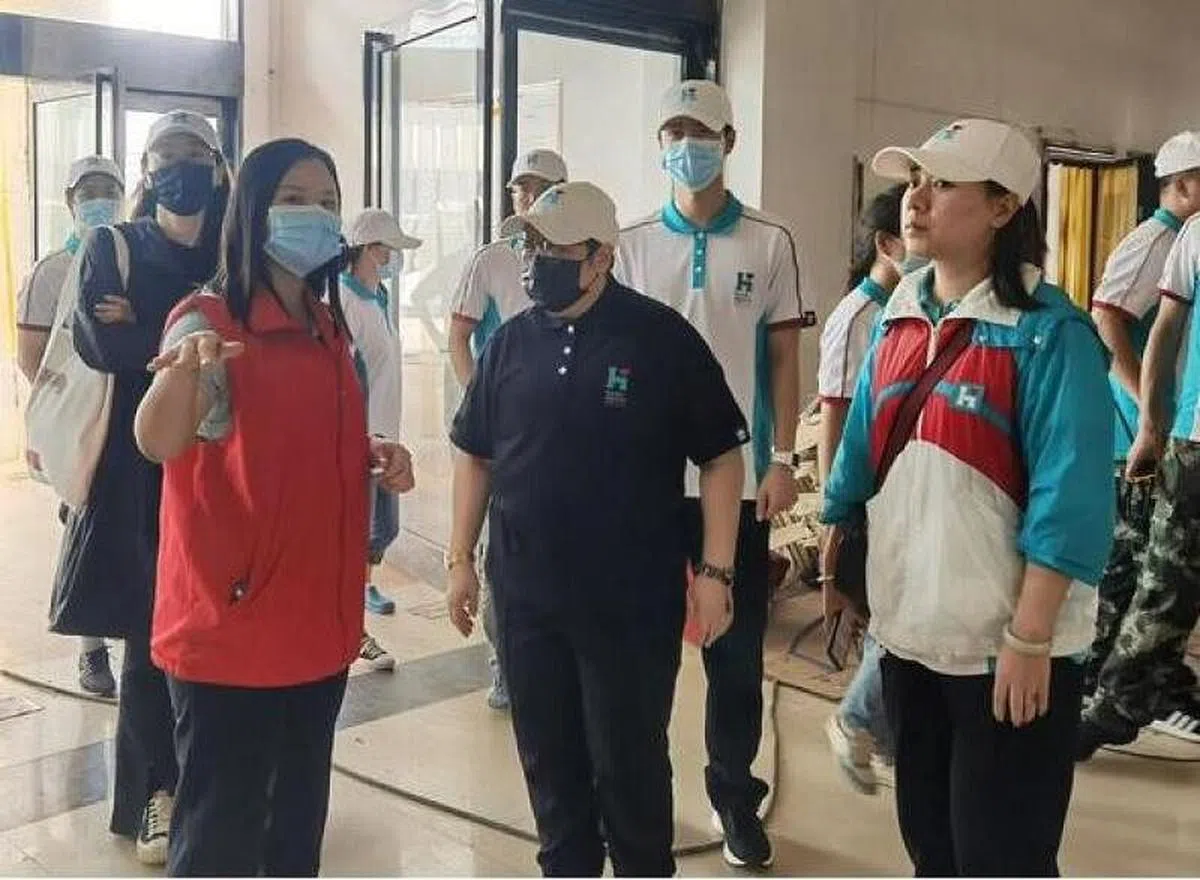 韩红（穿黑衣者）现身河南灾区。（网络）