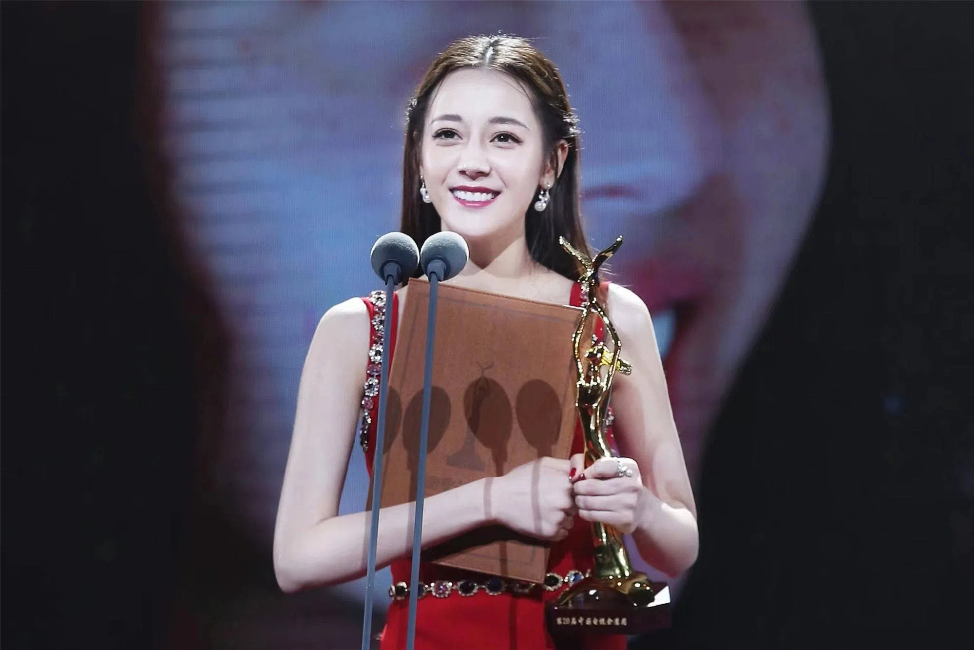 迪丽热巴在2018年成为首位“90花”视后。（互联网）
