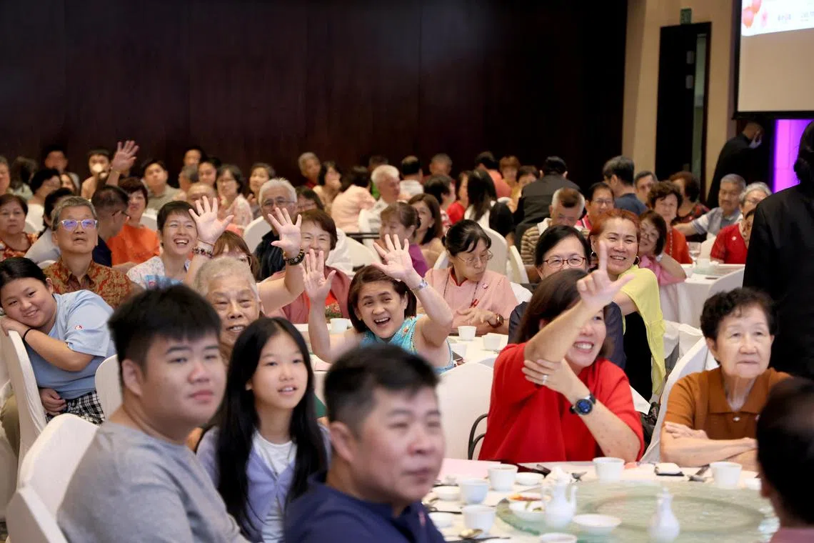 宾客开心参与幸运抽奖。（龙国雄摄）