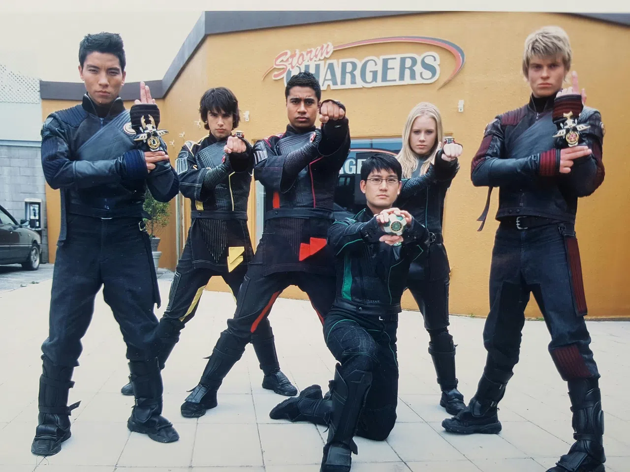 陈敬权（跪地者）曾在美国儿童电视剧《金刚战士》饰演一名金刚战士主角。（受访者提供）