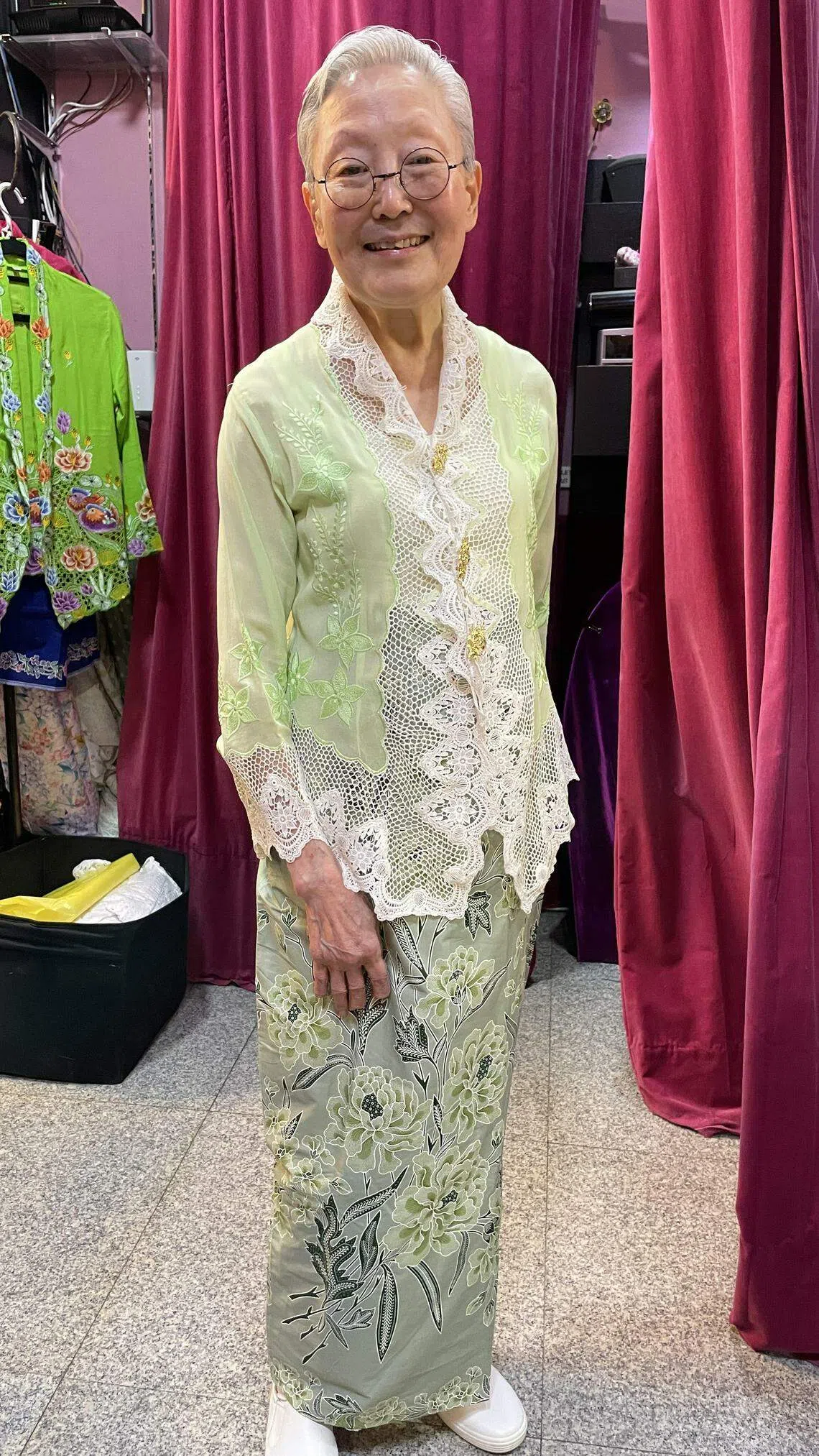 林方伟挑了这件白蕾丝点缀，设计较现代的浅绿卡峇雅赠予刘夫人。（林方伟摄）