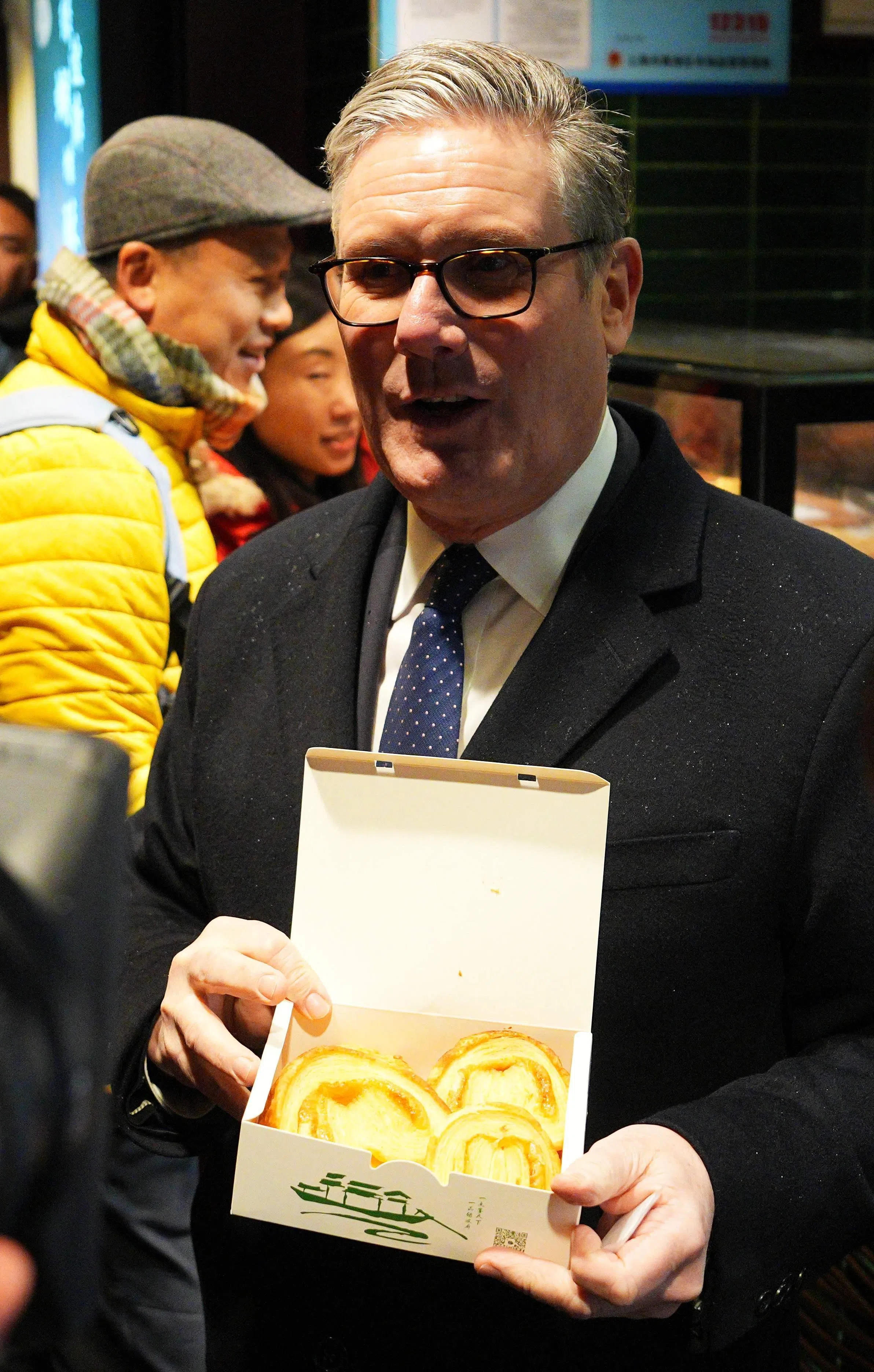 英国首相斯塔默星期五（1月30日）在上海九曲桥旁的绿波廊体购买沪上名点蝴蝶酥。（法新社）