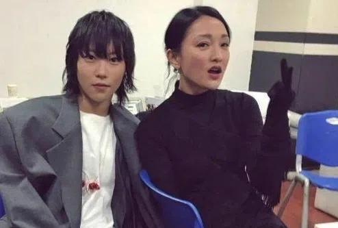 酷酷的窦靖童（左）曾和三金影后周迅传绯闻。（互联网）